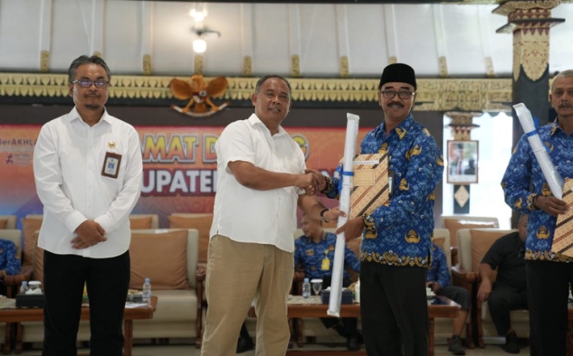Bupati Harda Kiswaya Serahkan Perbup Batas Kalurahan untuk Perkuat Tata Kelola Pemdes