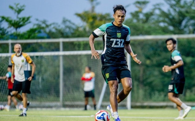 Koko Ari Akhirnya Kembali Berlatih Persebaya Usai Enam Bulan Absen Karena Cedera