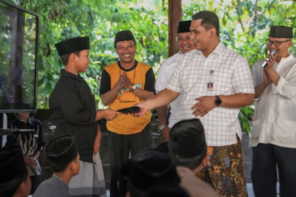 Sambut Hari Santri, Gus Yasin Gotong Royong Bersama Santri Dalam Kegiatan Ro'an