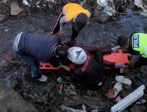 Oleng saat Berkendara, Ibu dan Anak Tercebur ke Parit di Ungaran