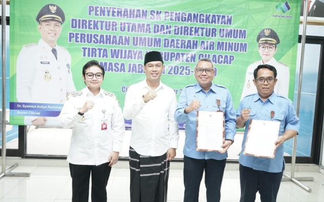 Syamsul Serahkan SK Pengangkatan Direktur Perumdam Tirta Wijaya Cilacap