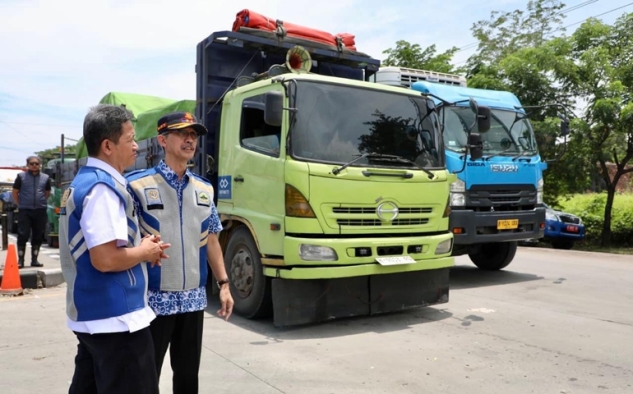 Urai Kemacetan Jalur Demak-Semarang, Pemprov Jateng dan Kepolisian Lakukan Pengaturan di Titik Banjir
