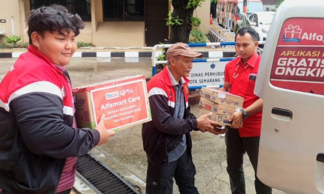 Respon Cepat Alfamart, Salurkan Bantuan Harian untuk Warga Terdampak Banjir di Kota Semarang