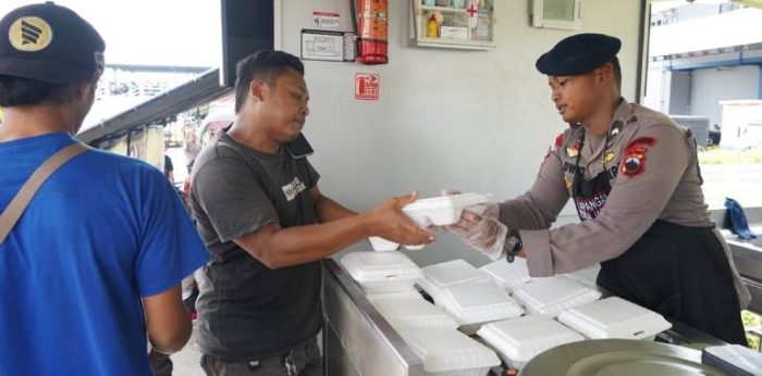 Brimob Polda Jateng Dirikan Posko Tanggap Darurat di Genuk, Tiap Hari Siapkan Ribuan Porsi Makanan Siap Santap