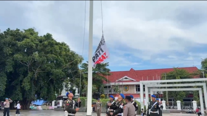 TNI-Polri Turunkan Bendera AMPB yang Gantikan Merah Putih di Simpang Lima Pati