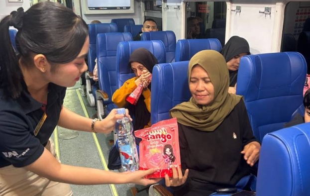 KAI Services Siaga Layani Service Recovery bagi Penumpang Terdampak Keterlambatan Akibat Banjir di Semarang