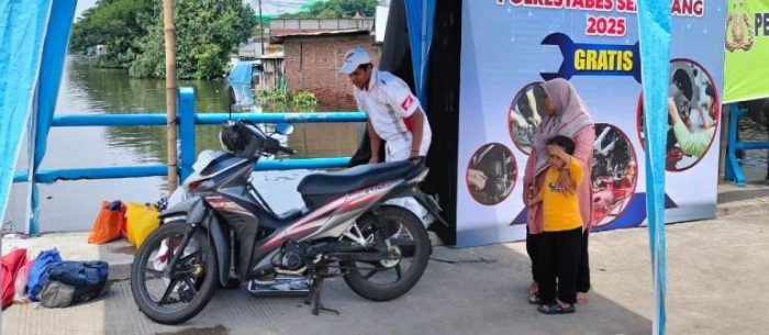 Bantu Pengendara Terdampak Banjir di Genuk, Polrestabes Semarang Dirikan Bengkel Lapangan
