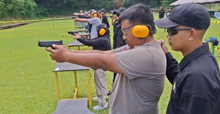 HUT ke-74 Humas Polri, Bidhumas Polda Jateng Gelar Latihan Menembak bersama Para Wartawan 