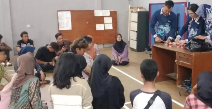 Gelar Character Building, Tim PkM USM Ajak 43 Remaja di Lamper Lor Semarang Peduli Lingkungan