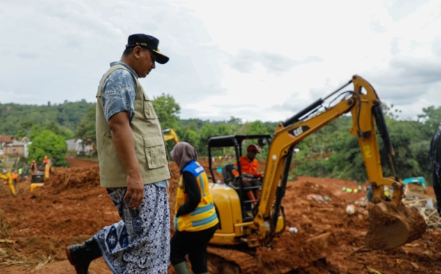 Wagub Jateng Minta Warga Agar Tidak Melihat Evakuasi Korban Longsor Cibeunying Cilacap dari Atas Tebing