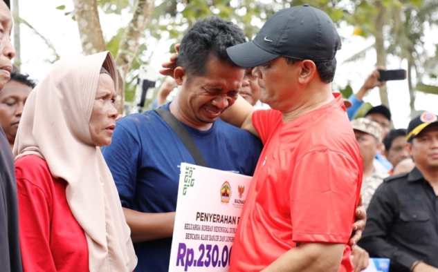Tak Kuasa Bendung Air Mata, Orang Tua Ini Berharap Anak dan Istrinya Ditemukan 