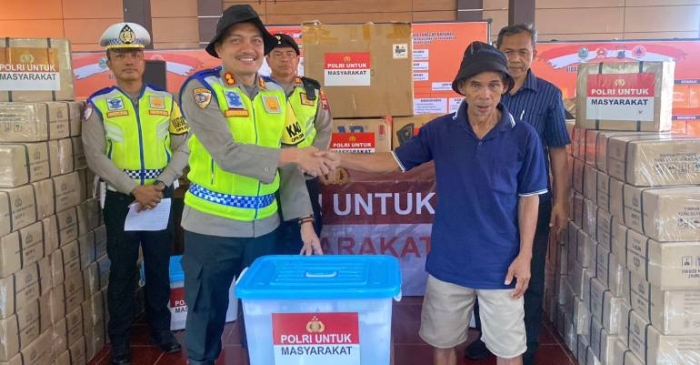 Kapolri Kirim Logistik Bantuan Bencana Tanah Longsor Banjarnegara