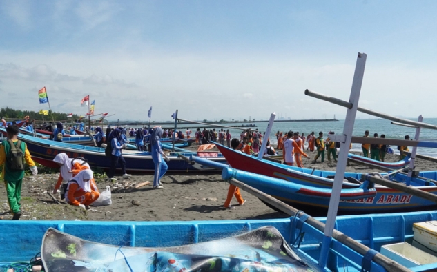 Peringati Milad, Forum Guru Muhammadiyah Cilacap Gelar Acara Bersih Pantai