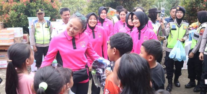 Peduli Korban Longsor Banjarnegara, Ketua Umum Bhayangkari Kunjungi Para Pengungsi