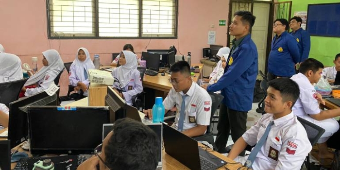 Mahasiswa USM Sosialisasikan  Kepedulian Terhadap Keamanan Data Pribadi di SMK Negeri 7 Semarang 