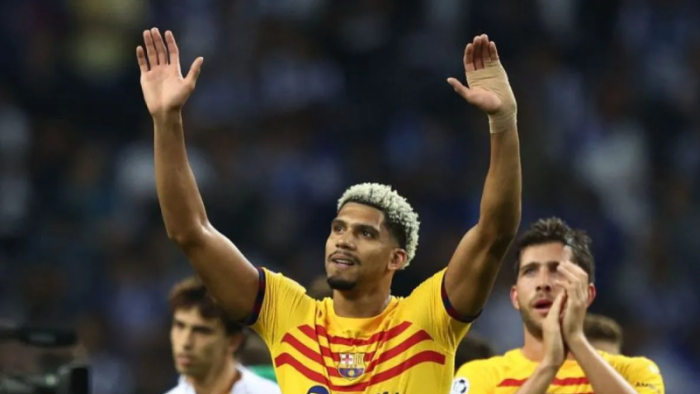 Hansi Flick Pastikan Ronald Araujo Absen Lawan Atletico Madrid Karena Alasan Pribadi