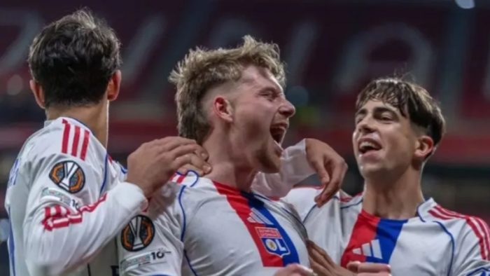 Lyon Kunci Sempurna 15 Poin, Tumbangkan Go Ahead Eagles 2-1 di Groupama Stadium