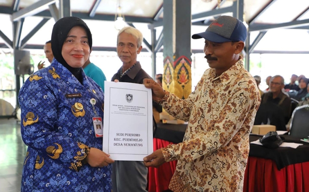 Bupati Purworejo Salurkan BLT DBHCHT 2025 kepada Ratusan Buruh Tani Tembakau