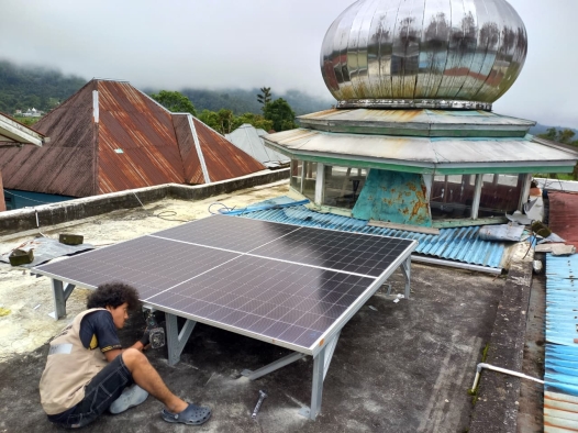 UNAIR Turun ke Malalak, Pulihkan Akses Energi dan Komunikasi Warga Terdampak Bencana