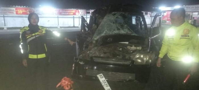 Diduga Sopir Microsleep, Mobil Taxi di Ungaran Tabrak Pembatas serta Mobil dari Arah Berlawanan