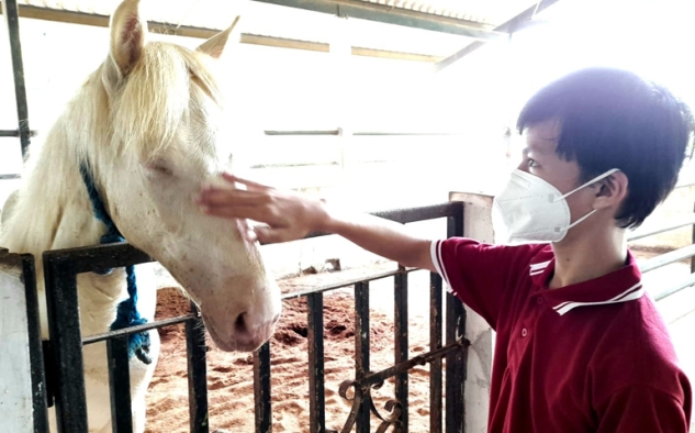 Karel si Albino di KCP yang Menarik Perhatian Anak-anak