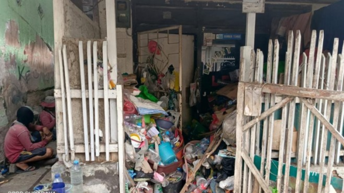 Rumah Nenek di Surabaya Dipenuhi Sampah, BPBD Angkut Hingga Satu Dump Truck