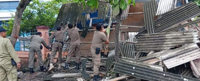 Satpol PP Kota Semarang Bongkar 15 Lapak PKL di Pengapon