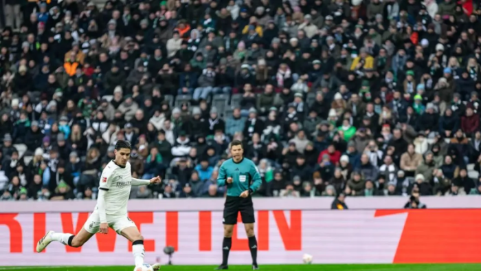 Gol Penalti Kevin Diks Antar Monchengladbach Bantai Augsburg 4-0