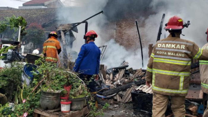 Rumah Penjual Cilok di Malang Terbakar Diduga Akibat Kebocoran LPG, Ibu dan Anak Luka