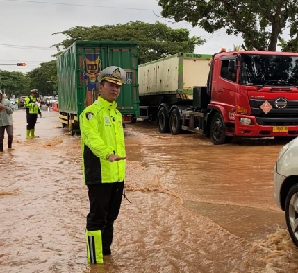 Banjir Rendam Jalur Pantura, Arus Pati–Rembang Tersendat hingga 3 Kilometer