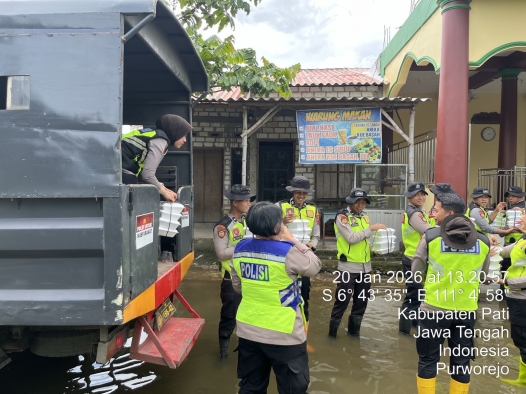 Samapta Polresta Pati Salurkan 1.000 Paket Makanan MBG untuk Warga Terdampak Banjir