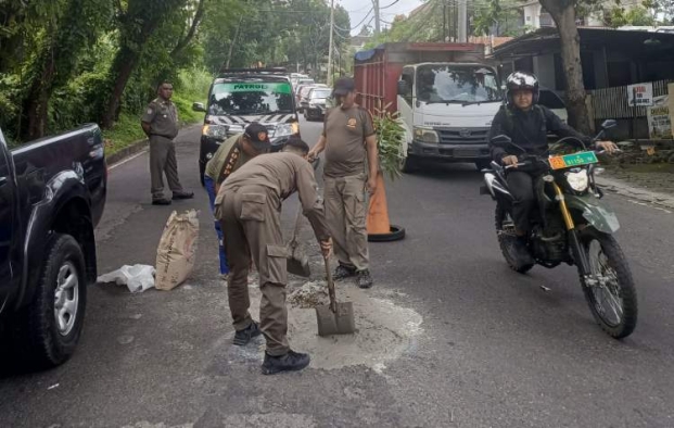 Tekan Potensi Kecelakaan, Satpol PP Kota Semarang Perbaiki Jalan Berlubang Gombel Lama