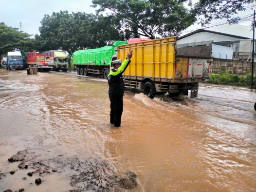 Jalur Pantura Masih Banjir, Satlantas Polresta Pati Berlakukan Rekayasa Lalu Lintas 24 Jam
