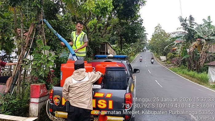 Polres Purbalingga Bagikan Air Bersih dan Dirikan Dapur Umum untuk Korban Banjir Bandang