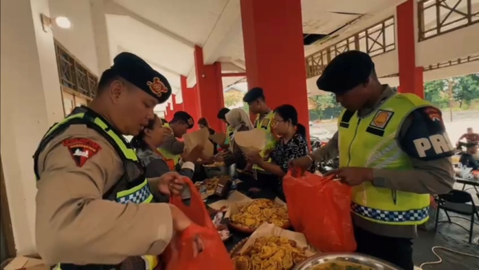 Terobos Banjir, Brimob Polda Jateng Antar Ribuan Porsi Makanan ke Warga Kota Pekalongan