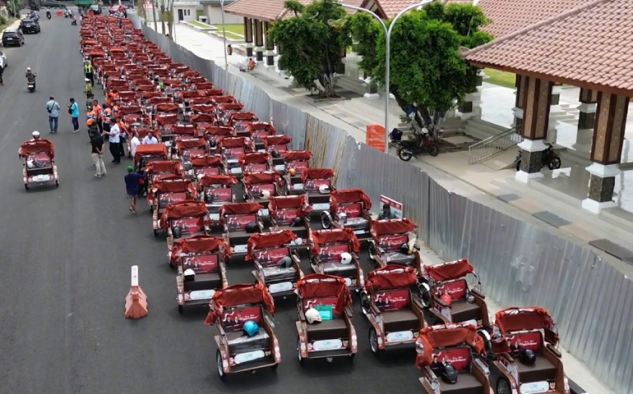 Penarik Becak Sidoarjo Bersyukur Dapat Becak Listrik dari Presiden Prabowo