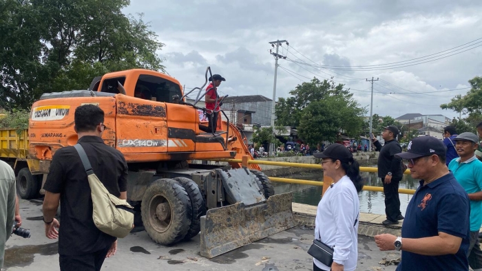 Antisipasi Resiko Banjir: Warga Kerja Bhakti Bersih-bersih Kali Banger, Pemkot Semarang Turunkan Alat Berat