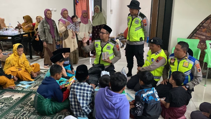 Tim Trauma Healing Polres Purbalingga Ajak Anak Mengaji, Bagikan Sarung dan Kopiah