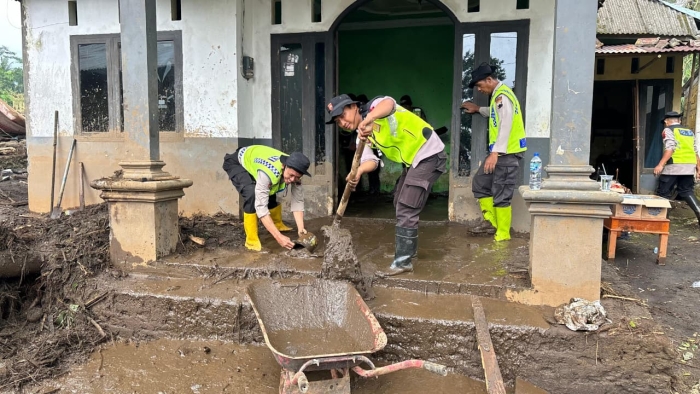 Pleton Siaga Bhayangkara Polres Purbalingga Terus Bersihkan Rumah Warga Terdampak Banjir di Desa Sangkanayu