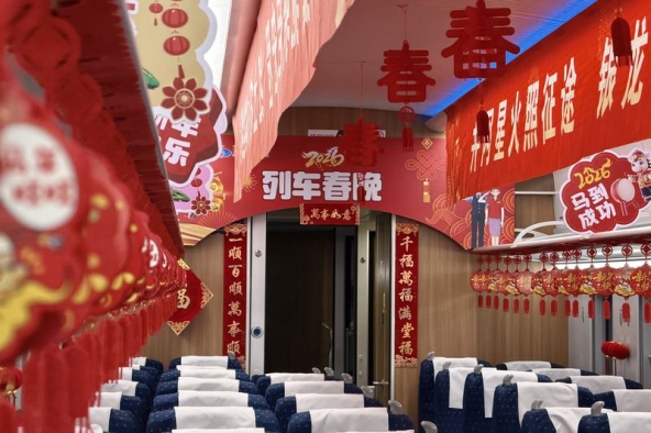 Berbagi Kebahagiaan, Pemuda Indonesia Ikuti Perayaan Imlek di Kereta Mudik China