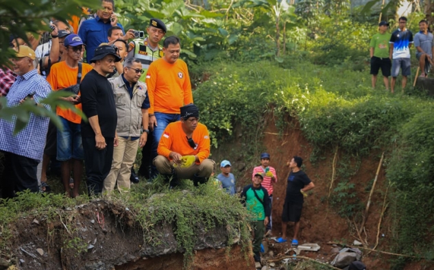Tinjau Penanganan Longsor di Ungaran Timur, Gubernur Jateng Instruksikan dalam Sepekan Harus Tuntas 