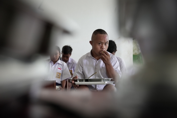 Seporsi MBG Serta Senyum Tenang Anak-anak Difabel Sumba
