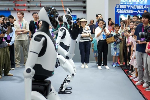 Di Atas dan Di Luar Panggung, Robot Meriahkan Perayaan Tahun Baru Imlek di China