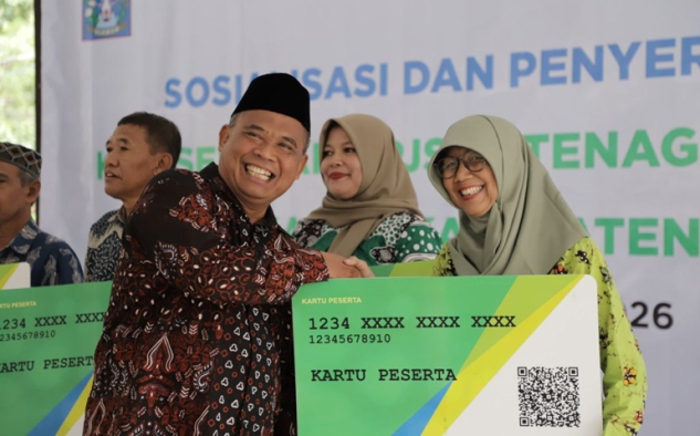 Bupati Harda Kiswaya Serahkan Kartu BPJS Ketenagakerjaan kepada 704 Anggota BPKal di Sleman