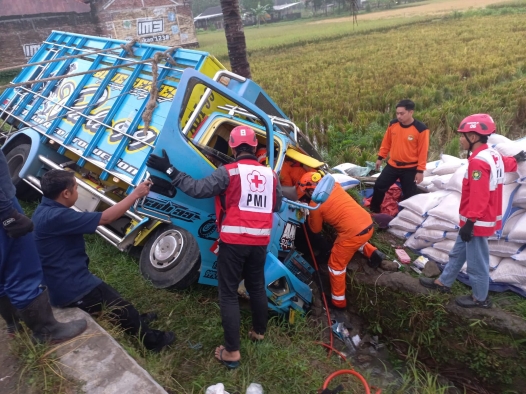 SAR Cilacap Evakuasi Selamat Dua Orang Terjepit Body Truck di Purworejo
