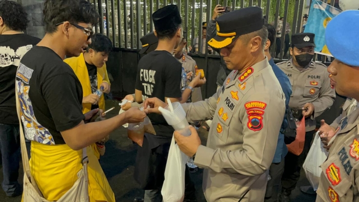 Polrestabes Semarang Bagikan Takjil Buka Puasa kepada Para Demonstran di Polda Jateng