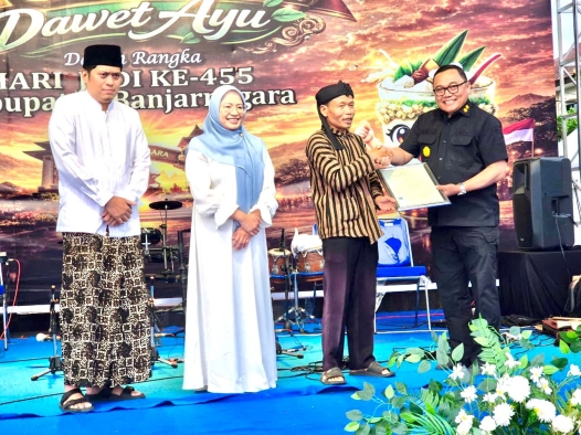 Ultah Banjarnegara, Kemenkum Jateng Serahkan Sertifikat Hak Cipta Logo Dawet Ayu