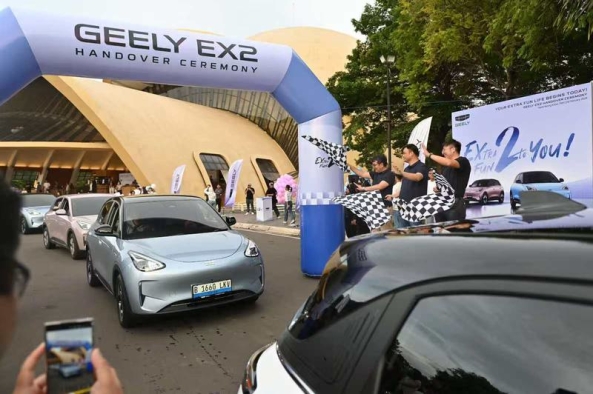 Geely Salurkan 1.000 Unit Mobil Listrik Rakitan Lokal kepada Konsumen Indonesia