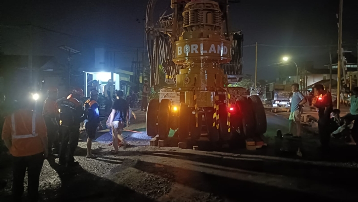 Truk Low Deck Nyangkut di Rel, 10 Perjalanan Kereta di Semarang Terganggu