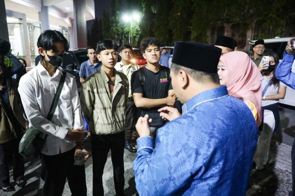 Gus Yasin Berdialog dengan Mahasiswa UNS, Tanggapi Isu Kemiskinan dan Pembangunan